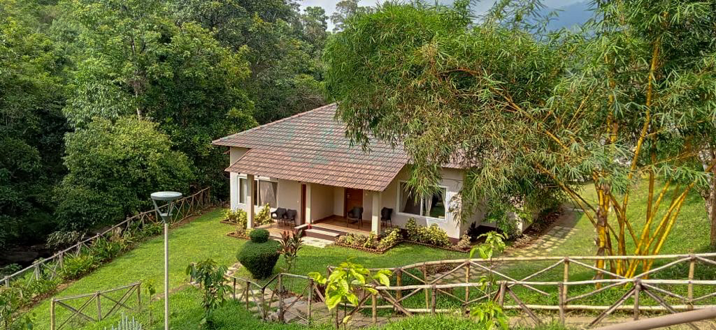 Brookside Cottage with Sit out