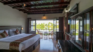 Lake View Cottage With Balcony