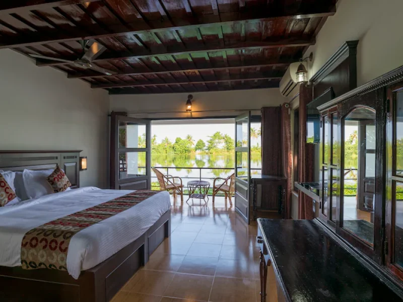 Lake View Cottage With Balcony